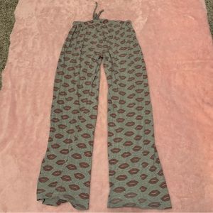 Kiss lips pants